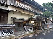 K's Hostel外観。東海館の隣の好立地。