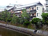 K's Hostel伊東温泉を裏から眺めたところ