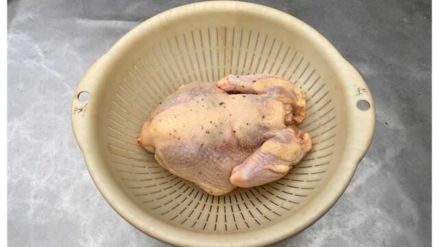丸鶏を地獄蒸しする前　塩こしょうをすり込んでます。