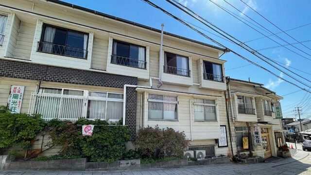 陽光荘の正面玄関側　湯けむり通り側