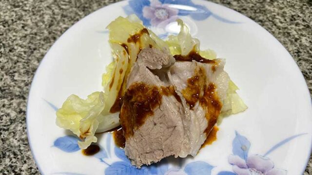 蒸し豚を雲白肉風のタレで食べる。