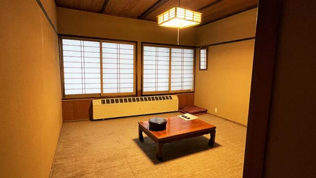 松川温泉峡雲荘の自炊棟の部屋　シンプルだけどオンドルが効いて温かい。