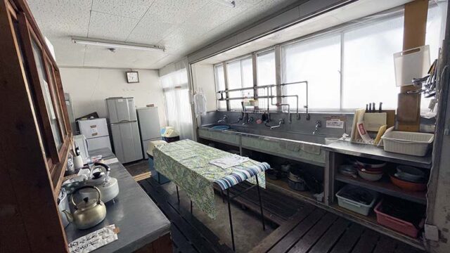 松川温泉の自炊棟の台所。冷蔵庫は3つ。でも食材でパンパンだった。