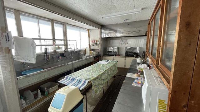 松川温泉の自炊棟の台所。毎日ピカピカに掃除していました。