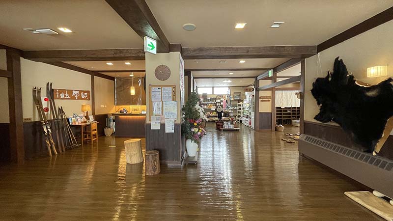 松川温泉のロビー。旅館棟、自炊棟共通なので売店も自由に出入りできる。