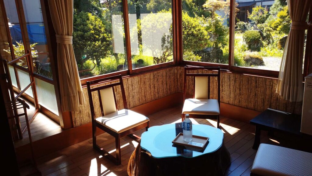 山形県の山菜料理が名物の旅館「出羽屋」さんの部屋のテラス