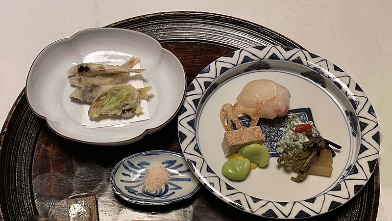 亀の井別荘の懐石料理　稚鮎の天ぷらと前菜