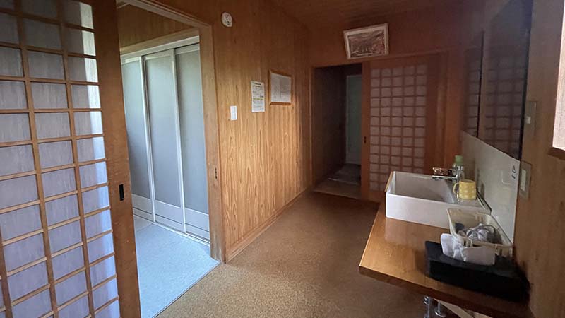 横川温泉千代田屋旅館のお風呂場は二つあります。（脱衣場と洗面台）