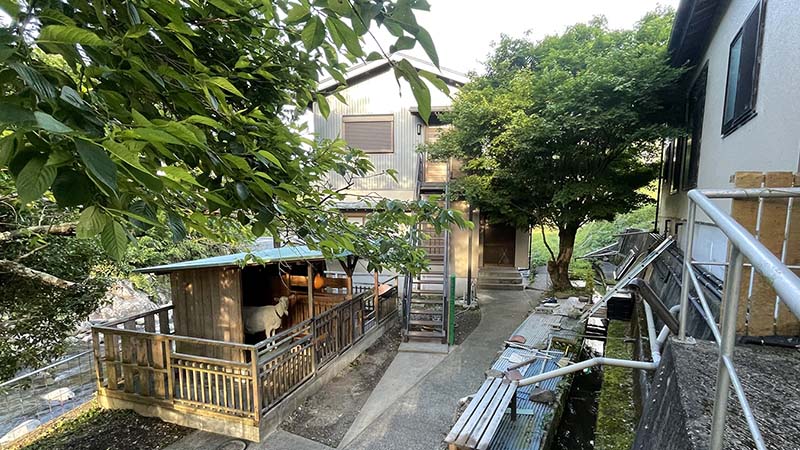 横川温泉千代田屋旅館の離れとその手前のヤギ小屋