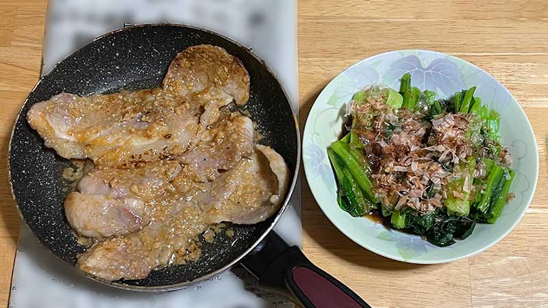 熱川ポークの味噌漬けを焼いたところ　付け合わせは小松菜のおひたし