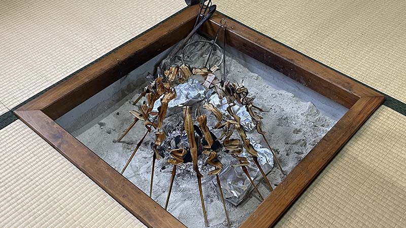 南会津 湯ノ花温泉 民宿かじや イワナの骨酒用のイワナの骨。囲炉裏であぶる