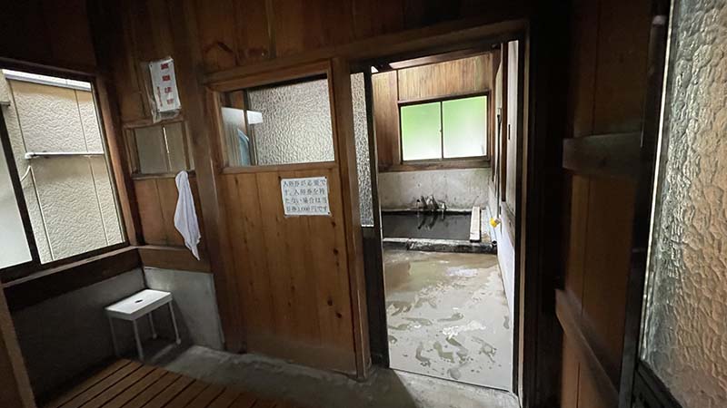 南会津 湯ノ花温泉 共同浴場湯端の湯の女湯を脱衣所から撮った写真
