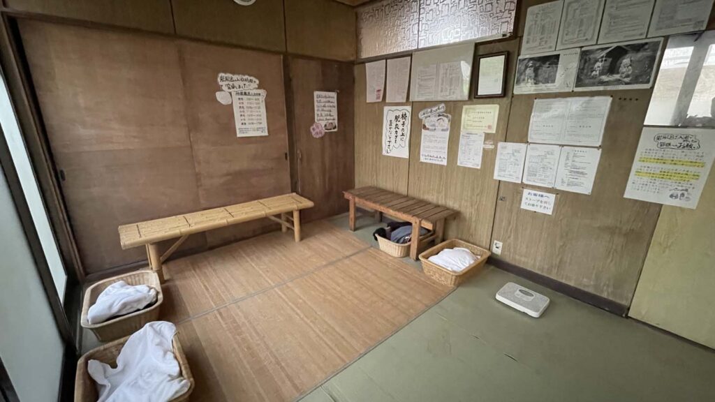 山梨県 増富温泉 不老閣の外観の岩風呂の脱衣所