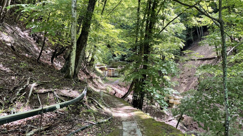山梨県 増富温泉 不老閣の外観の岩風呂に向かう