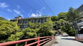 山梨県 増富温泉 不老閣で天然ラジウム岩風呂。湯温が低いので季節に