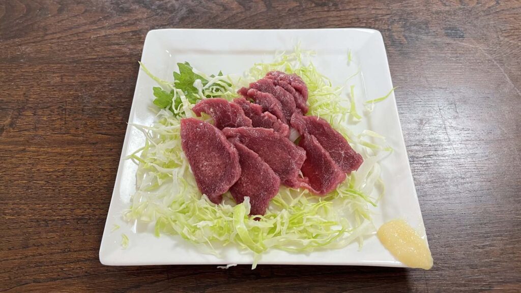 勝沼ぶどう郷駅の銀月で食べた馬刺し