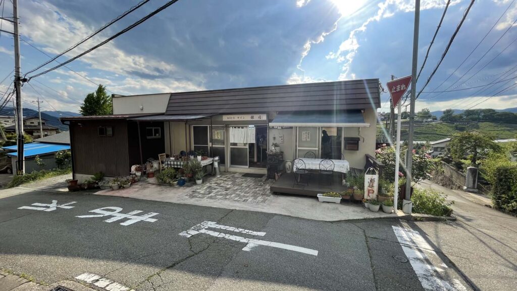 勝沼ぶどう郷駅の銀月外観