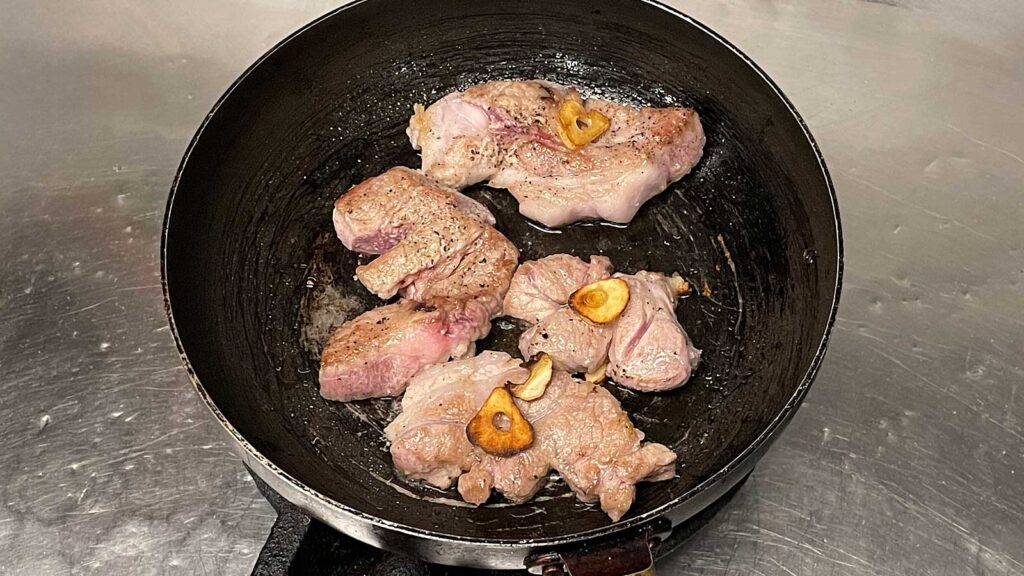 プラチナポークを焼いているところアップ