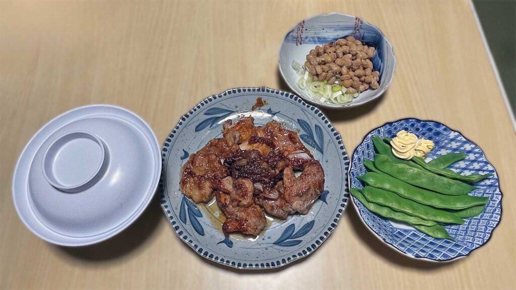 プラチナポークのタマネギステーキの夕食