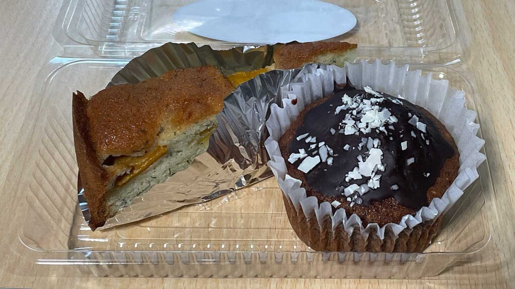 バックシュトゥーベのマンゴーケーキとチョコケーキの写真