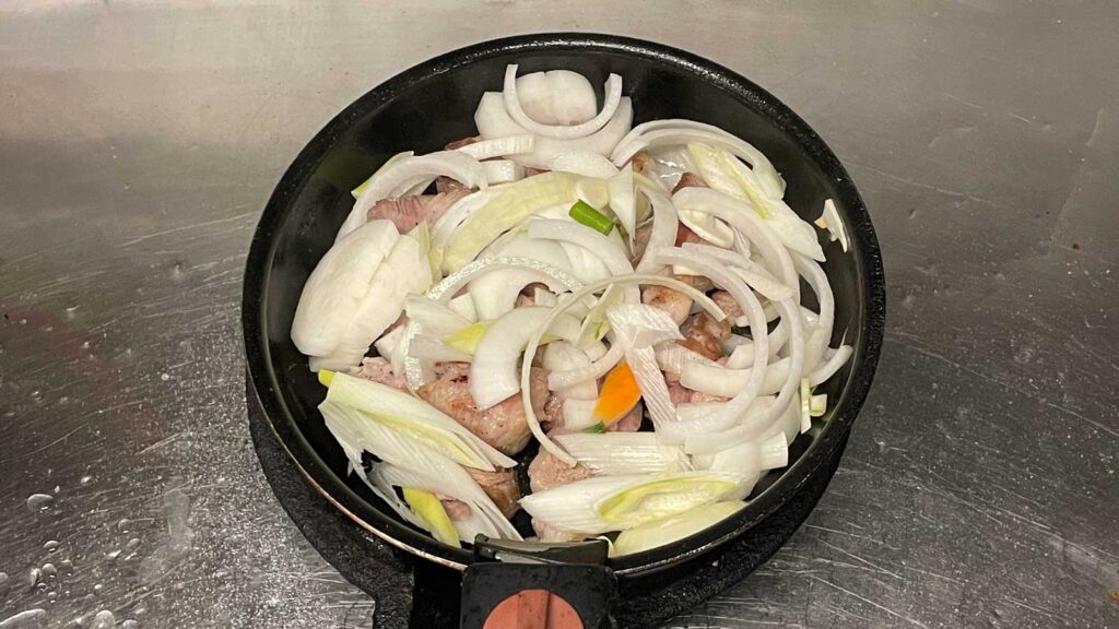 高源精麦のプラチナポークで作ったポークチャップを作りはじめの写真