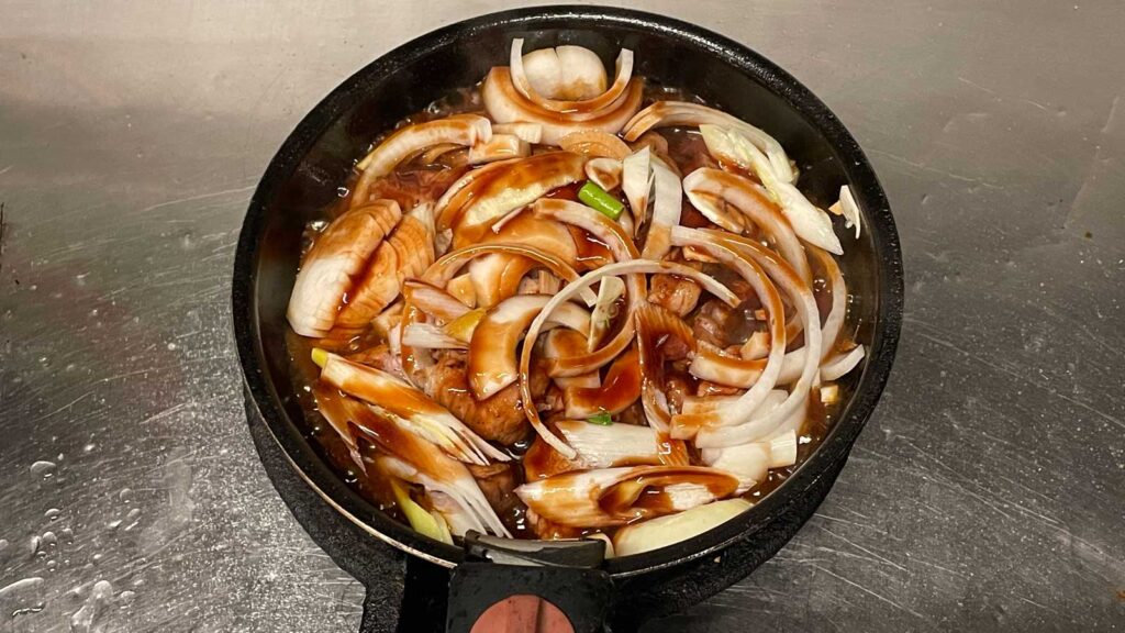 高源精麦のプラチナポークで作ったポークチャップを作っているところの写真